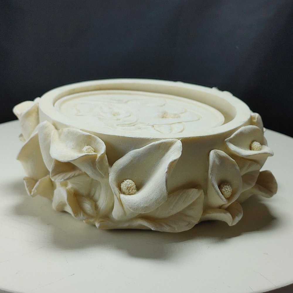 Set of 4 Drink Coasters Cream Color Lily Motif Resin Material
